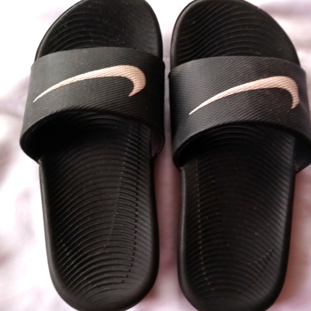 Nike kids slip on